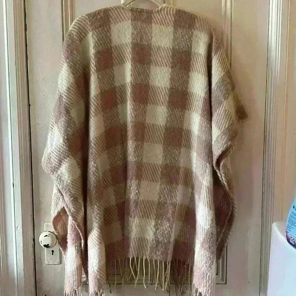 LC Lauren Conrad Fringe Buffalo Check Ruana - Picture 3 of 3